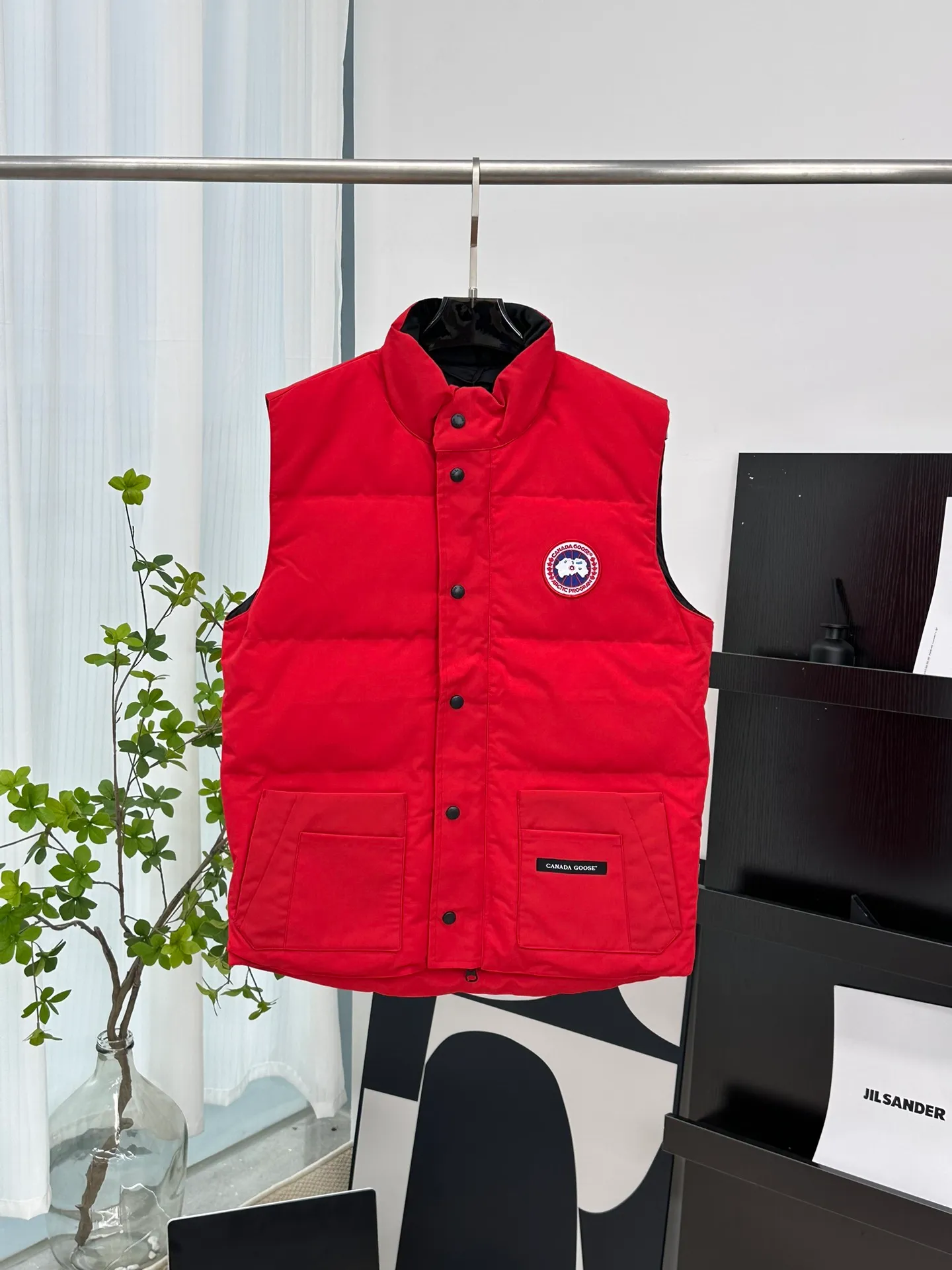 P380 [𝗖𝗮𝗻𝗮𝗱𝗲 𝗚𝗼𝗼𝘀𝗲] Canada Goose Couple Vest for Men and Women. 1⃣️Imported Behringer embroidery machine customized 10,000-needle embroidery logo 2⃣️Imported 18-count polyester-cotton blended original fabric 3⃣️Authentic official website synchronized with the new national standard 80% white duck down 4⃣️100% nylon nylon lining with double double-layer sealing design 5⃣️Yoshida YKK customers provide original factory customized electroplating sliders 6⃣️All auxiliary materials and hardware are disassembled and customized! 1:1 restore the official website Color: off-white, leather pink, bright red, sapphire blue, navy blue, black 𝗦𝗜𝗭𝗘:𝗫𝗦-𝗫𝗫𝗟